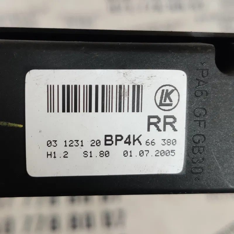 Кнопка склопідіймача Mazda 3 BK 03-09 зад. пр. OEM BP4K66380