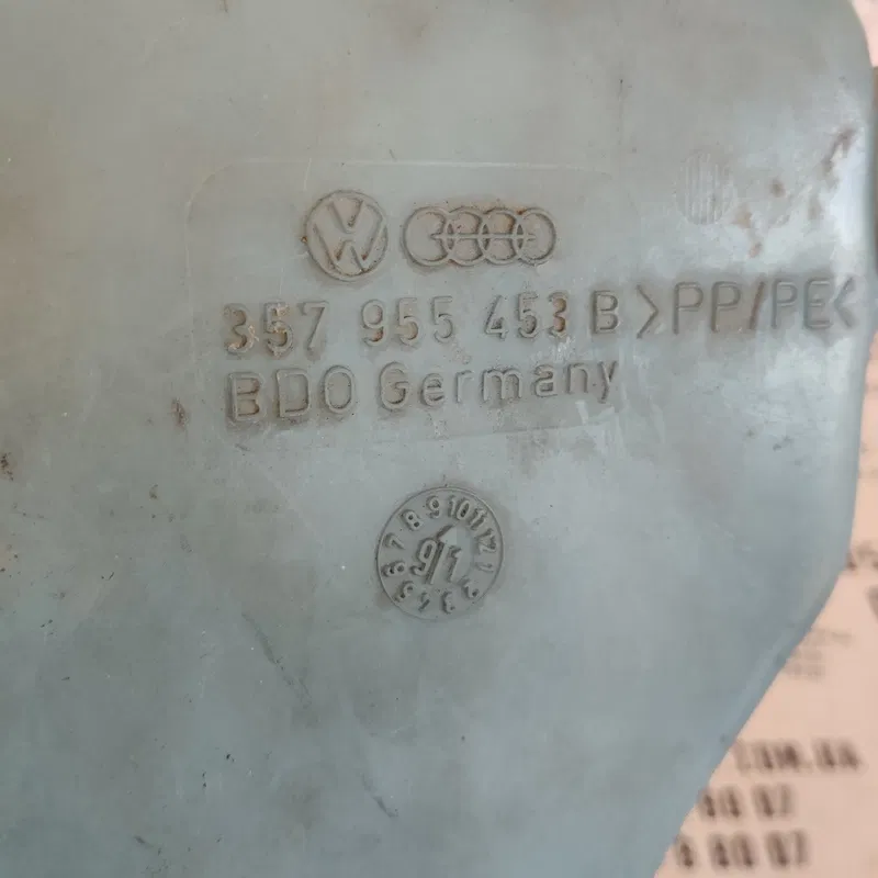 Бачок омивача Volkswagen Passat B3 (88-93) OEM 357955453