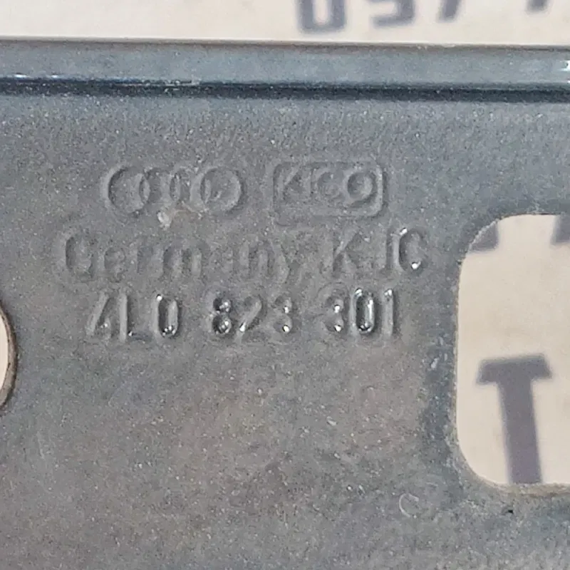 Петля капоту Audi Q7 4L (05-15) 3.6 Бензин ліва 4L0823301