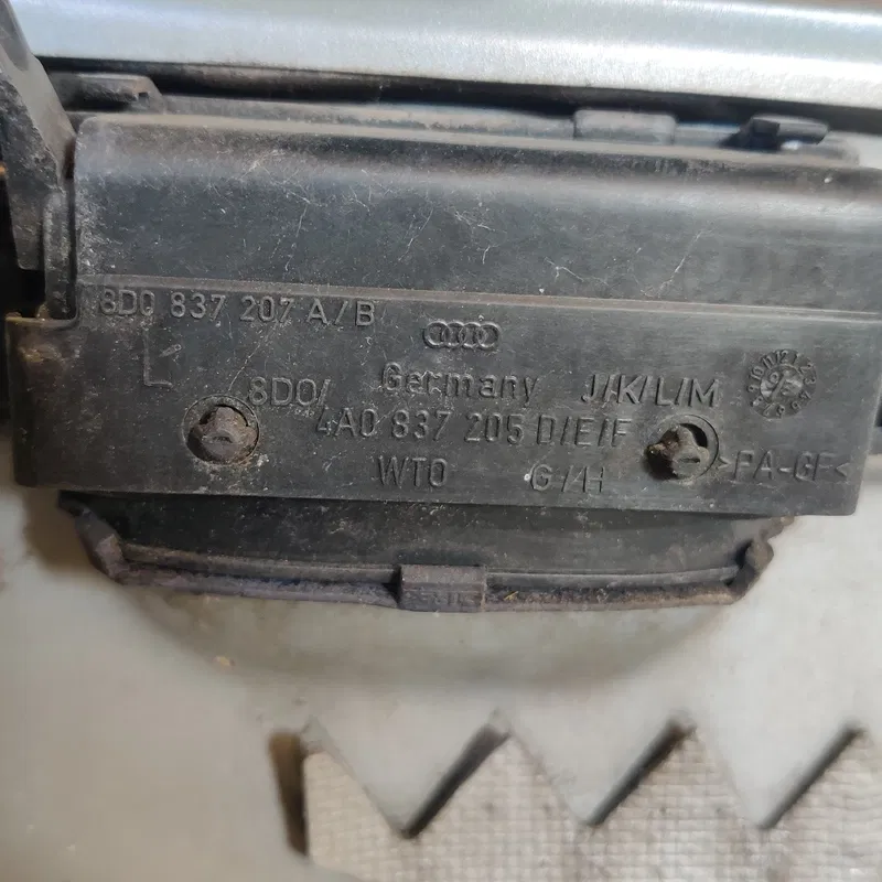 Двері передні ліві Audi A8 D2 (94-02) 8D0837207A