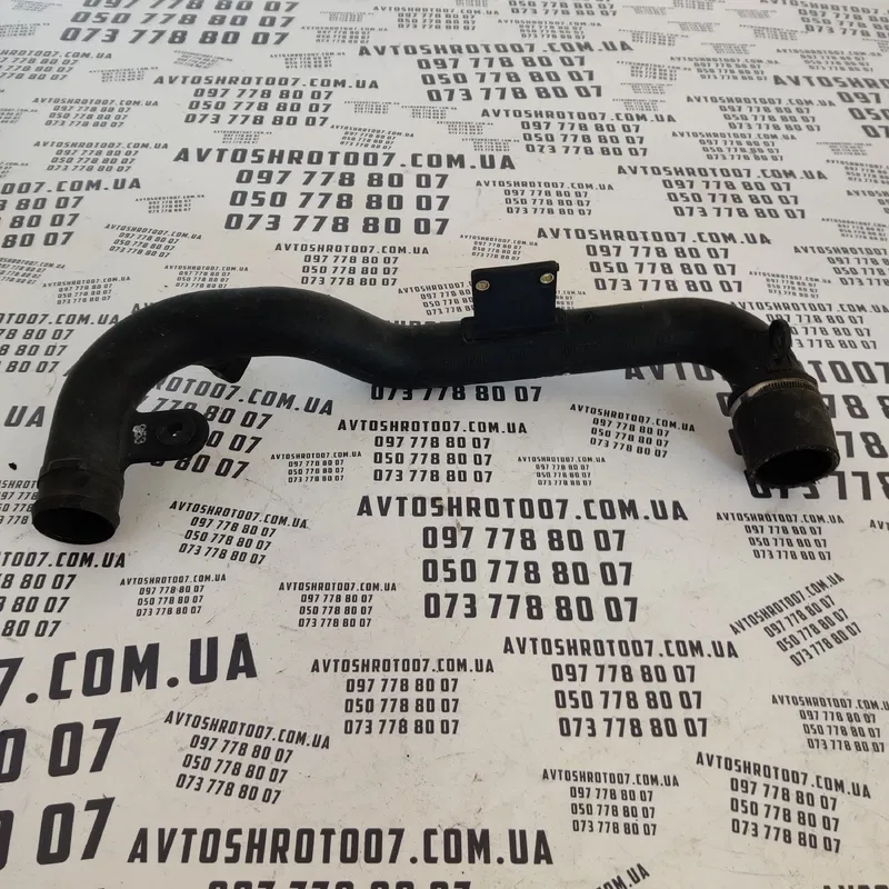 Патрубок інтеркулера VW Passat B5 (96-05) OEM 8D0145840