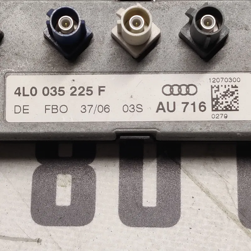 Підсилювач антени Audi Q7 4L 05-15 3.6 Бензин OEM 4L0035225F