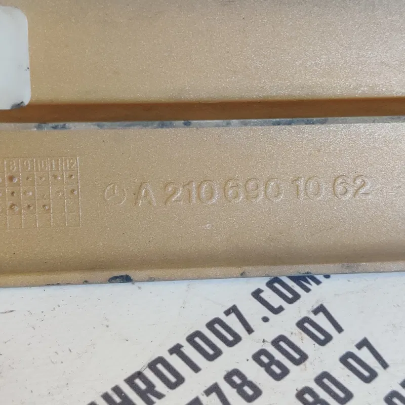 Накладка Mercedes E W210 (95-03) задня права OEM a2106901062