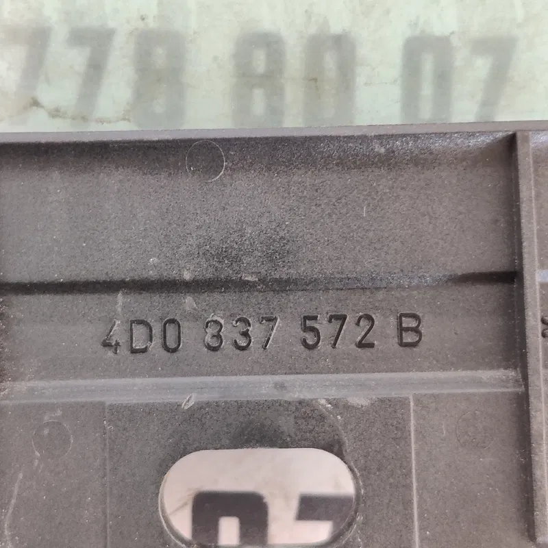 Скло дверей Audi A8 D2 (94-02) переднє праве OEM 4d0837572b