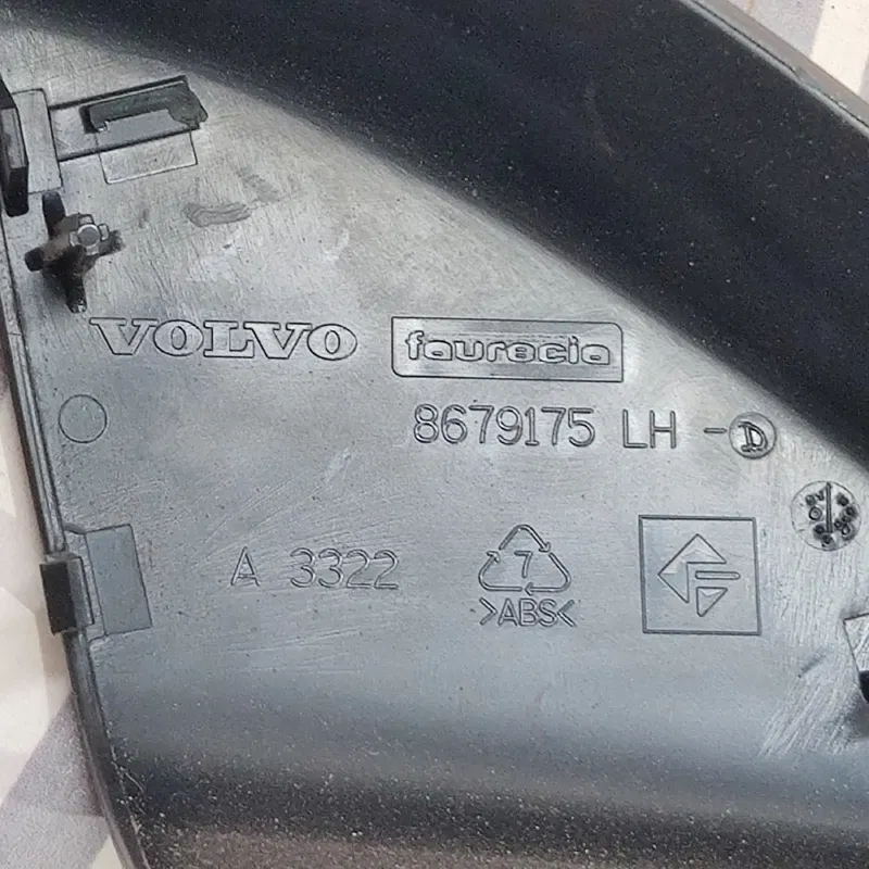 Накладка салону Volvo V50 (04-12) 2.0D ліва OEM 8679175