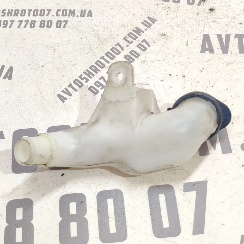 Горловина омивача Volvo V50 (04-12) 2.0D права OEM 30663929