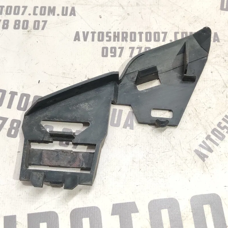 Кронштейн бампера Volvo V50 04-12 2.0D пер. пр. OEM 30678262