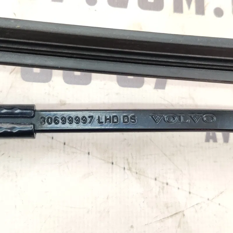 Двірник Volvo V50 (04-12) 2.0D передній лівий OEM 30699997