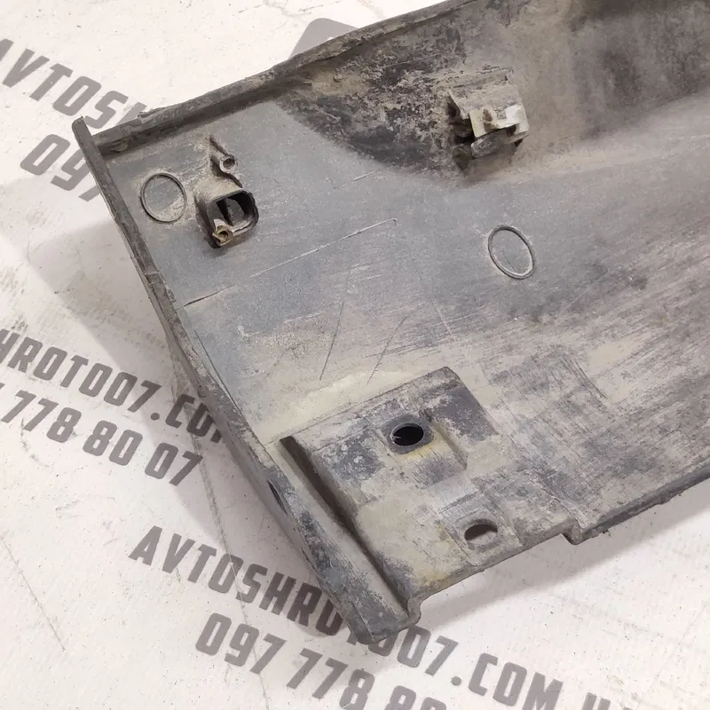 Накладка Kia Sorento 1 02-09 2.5 CRDi Пр.Ниж. OEM 877743e000