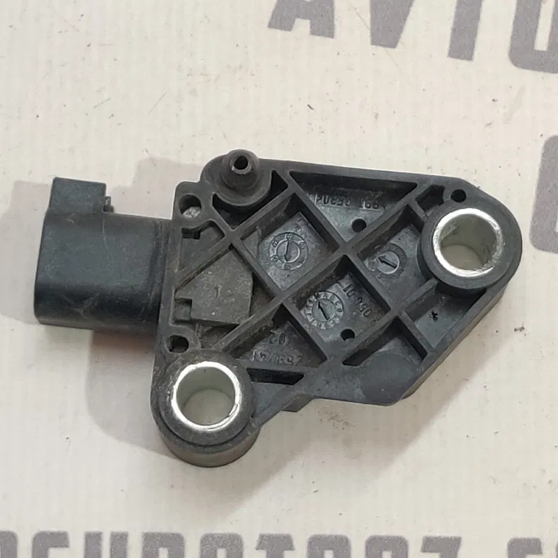Датчик удару Volvo V50 (04-12) 2.0D перед ліво OEM 30737139