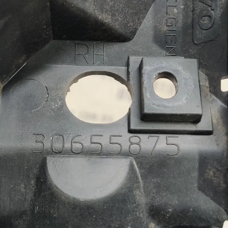 Кронштейн крила Volvo V50 04-12 2.0D пер.прав. OEM 30655875