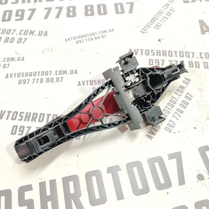 Ручка зовн. Volvo V50 (04-12) 2.0D задня права OEM 30663866