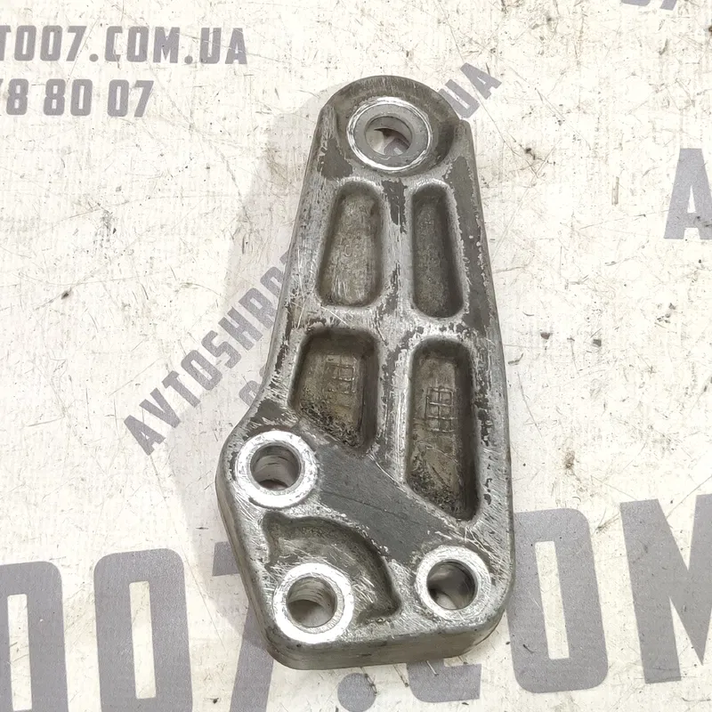Кронштейн двигуна Hyundai Elantra 3 (00-06) 1.6 Бензин права