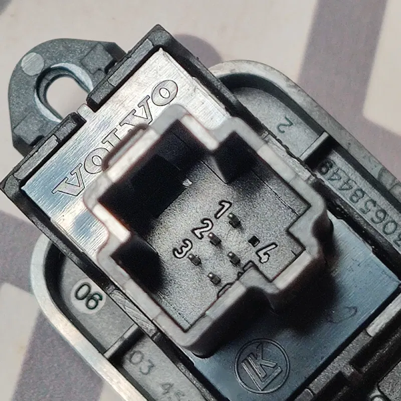 Кнопка склопідіймача Volvo V50 (04-12) 2.0D зад OEM 30658449