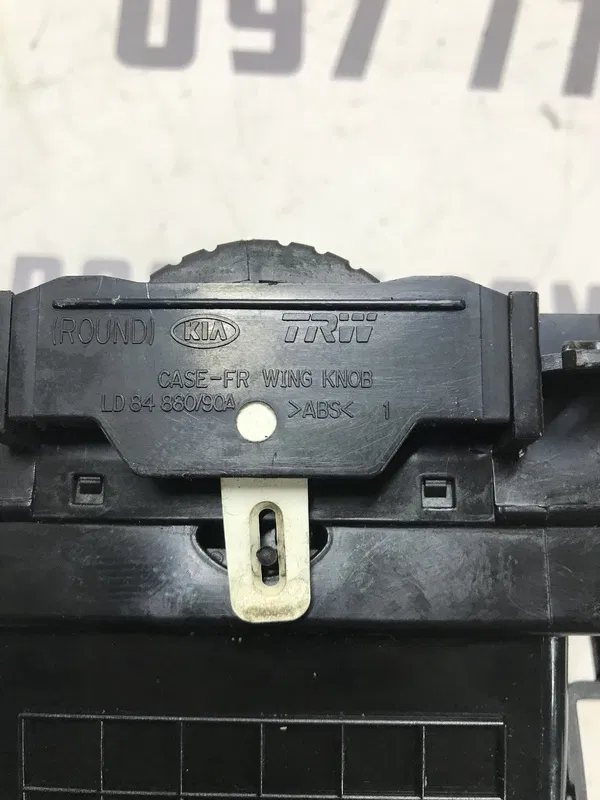 Дефлектор Kia Cerato 1 (04-09) 2.0 Бенз прав. OEM ld84890a