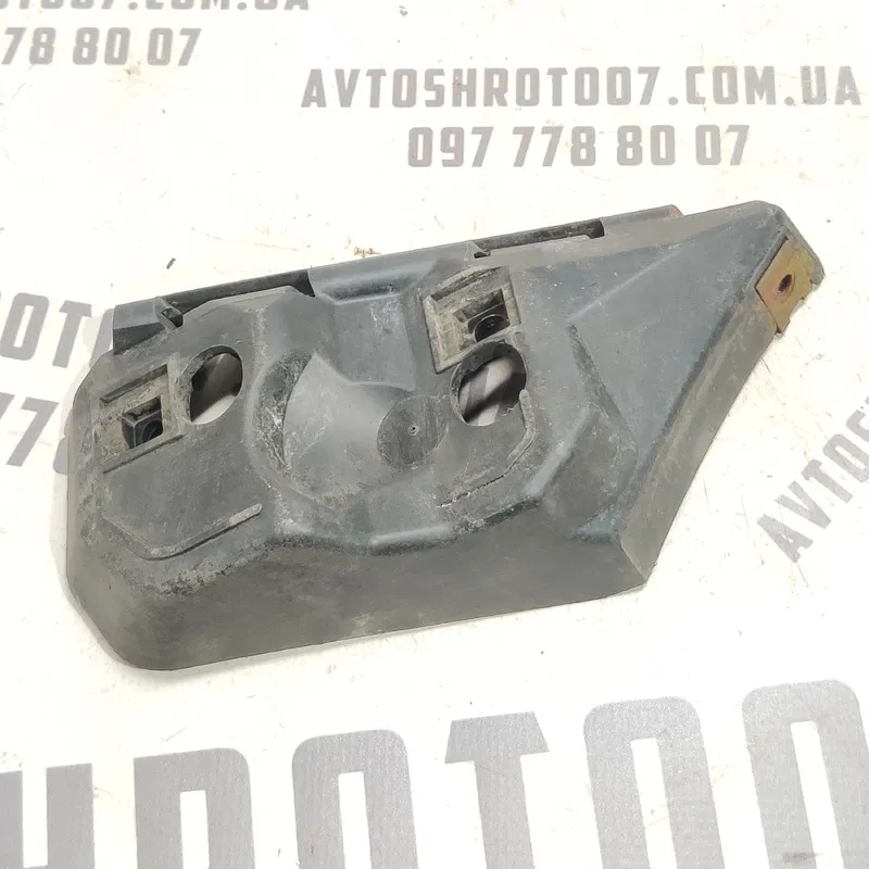 Кронштейн крила Volvo V50 04-12 2.0D пер.прав. OEM 30655875