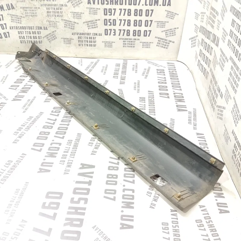 Накладка Kia Sorento 1 02-09 2.5 CRDi Пр.Ниж. OEM 877743e000