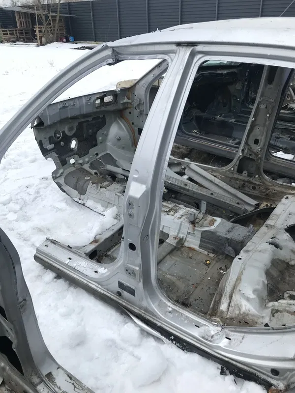 Стійка центральна ліва Kia Cerato 1 (04-09) 2.0 Бензин