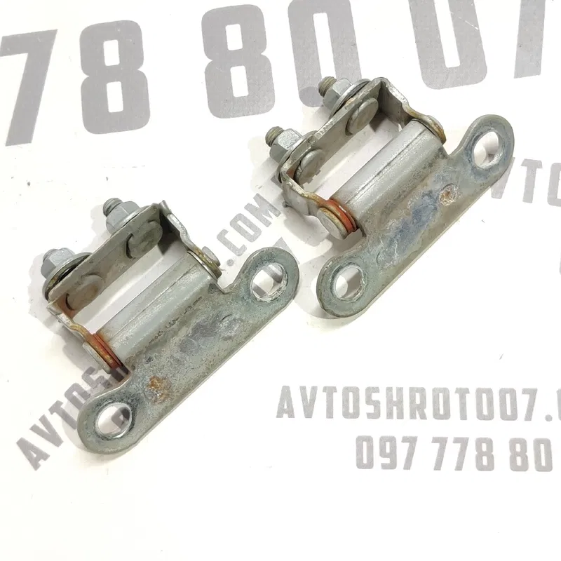 Завіса багажника Toyota Auris (06-12) 1.6 Бензин верхня
