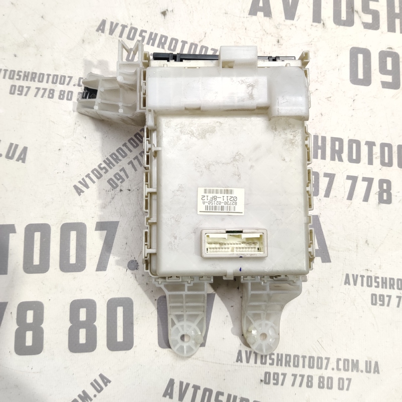 Блок запобіжників Toyota Auris (06-12) 1.6 Бенз 8273002150a