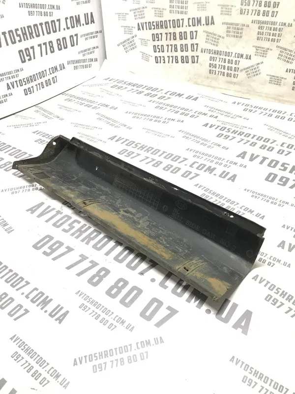 Накладка порога Kia Sorento 02-09 2.5D ліва задня 877753e000