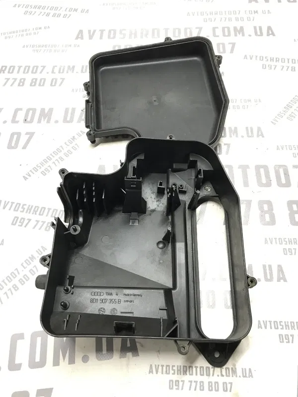 Корпус блока запобіжників VW Passat B5+ (00-05) 1.9 TDI ліва