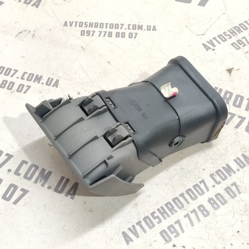 Дефлектор обдуву Volvo V50 (04-12) 2.0D лівий OEM 30715098