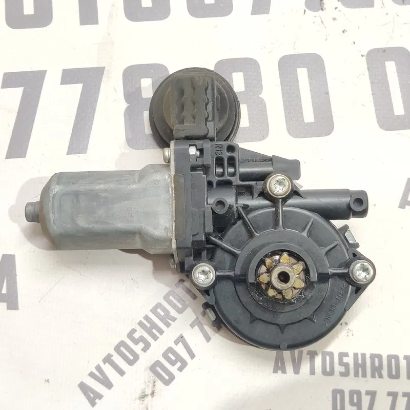 Мотор склопідіймача Toyota Auris 06-12 1.6 пр OEM 857100d100