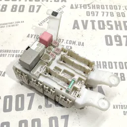 Блок запобіжників Toyota Auris (06-12) 1.6 Бенз 8273002150a