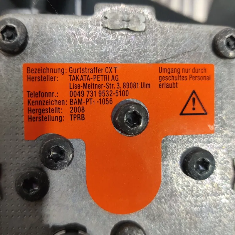 Ремінь безпеки Toyota Auris (06-12) 1.6 прав. OEM 7321002220