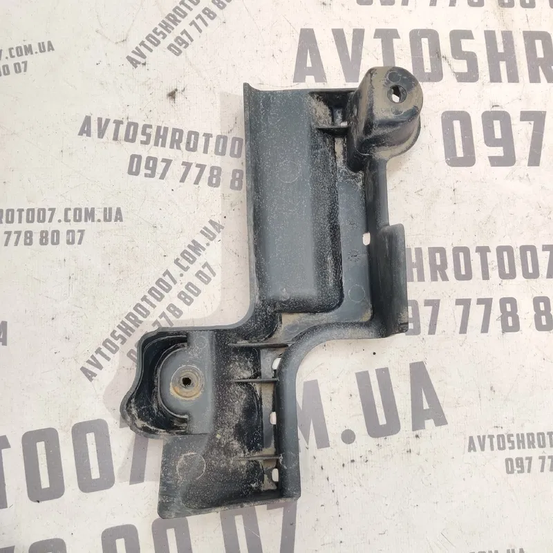Накладка Toyota Auris (06-12) 1.6 бензин ліва задня нижня