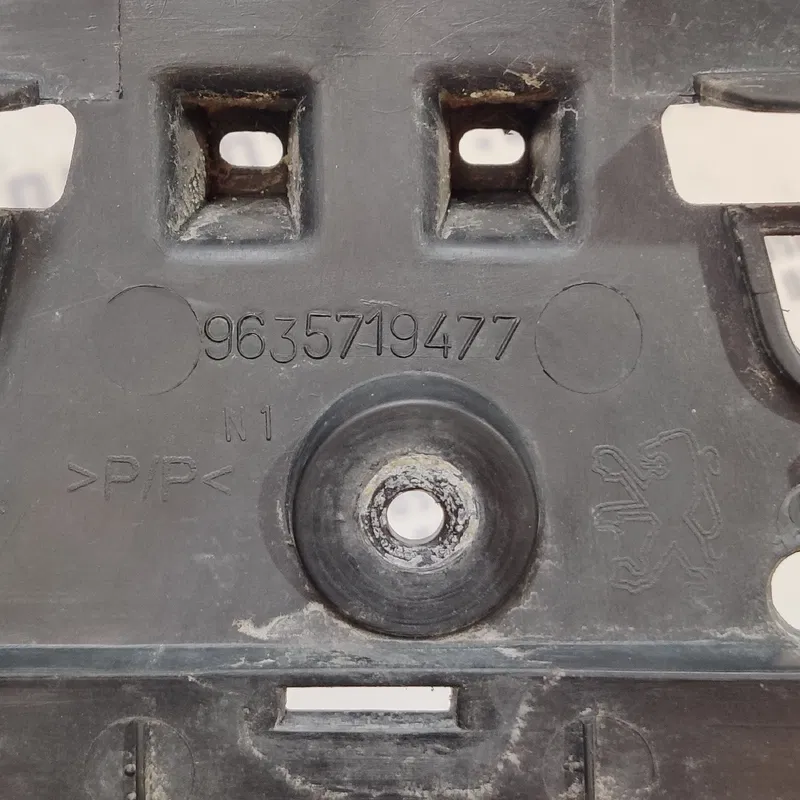 Рамка телевізора Peugeot 307 (01-08) 1.4 Бенз OEM 9635719477