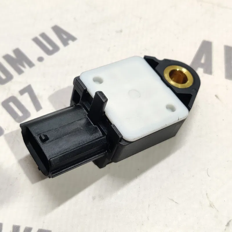 Датчик удару Toyota Auris 06-12 1.6 бенз зад OEM 8983102080