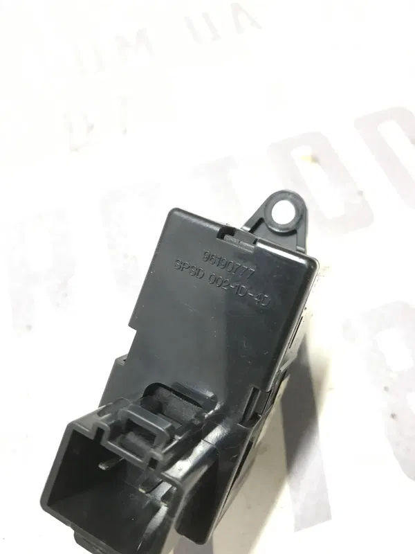 Кнопка склопідіймача Chevrolet Tacuma 00-11 2.0 перед. права
