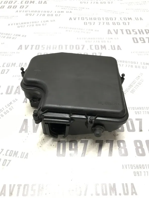 Корпус блока запобіжників VW Passat B5+ (00-05) 1.9 TDI ліва