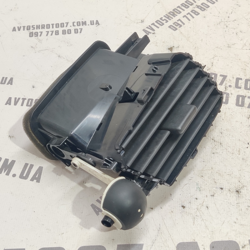 Дефлектор обдуву Renault Grand Scenic 3 (09-16) 1.6D лівий