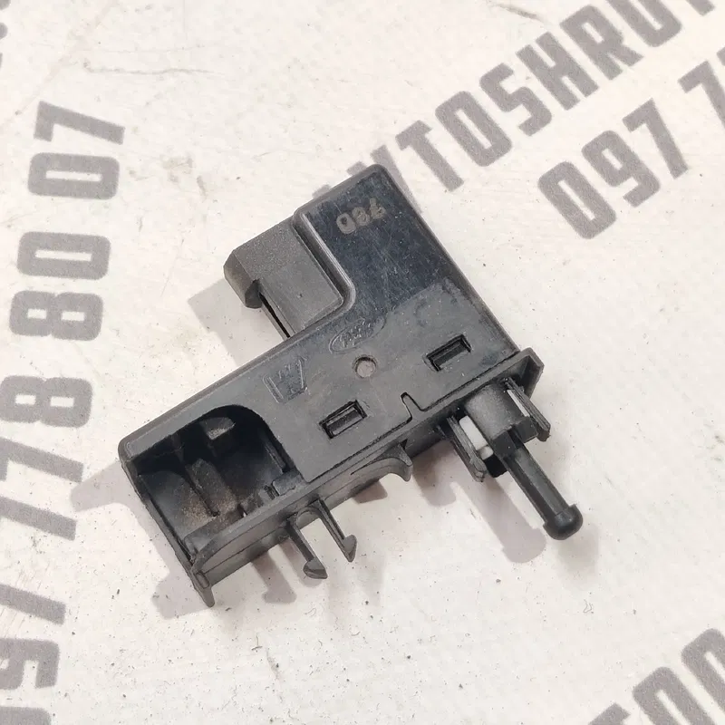 Кнопка бардачка Ford Focus MK2 (04-11) 1.6D 1S4113B748AD