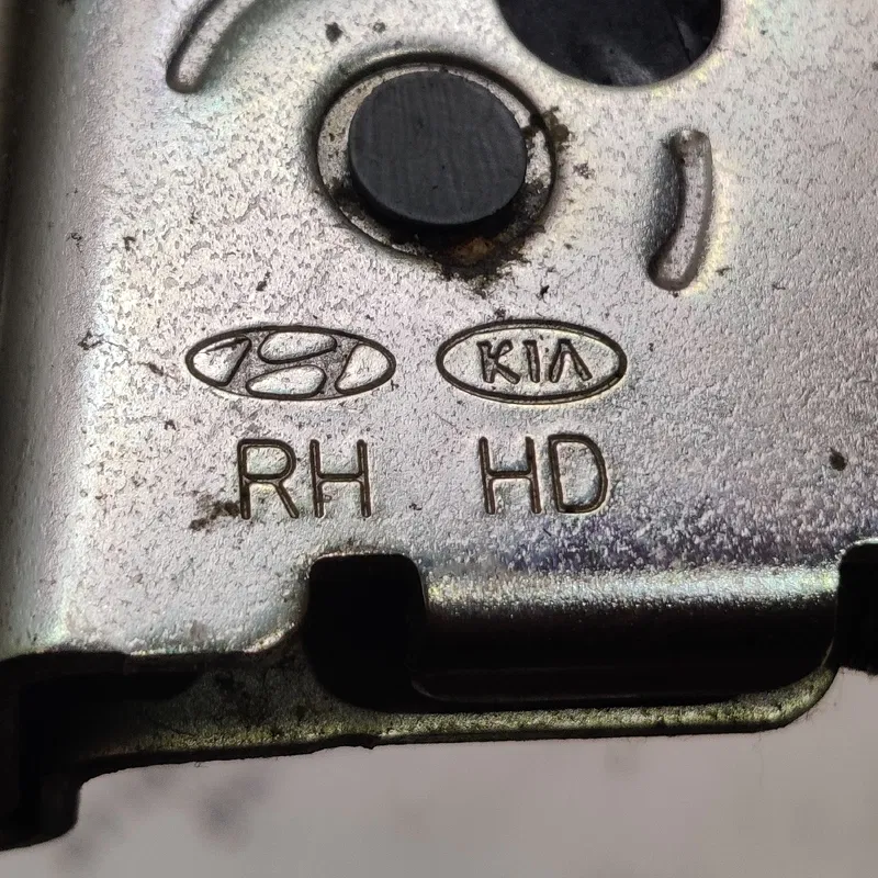 Замок заднього сидіння правий Hyundai Elantra 4 06-11 1.6