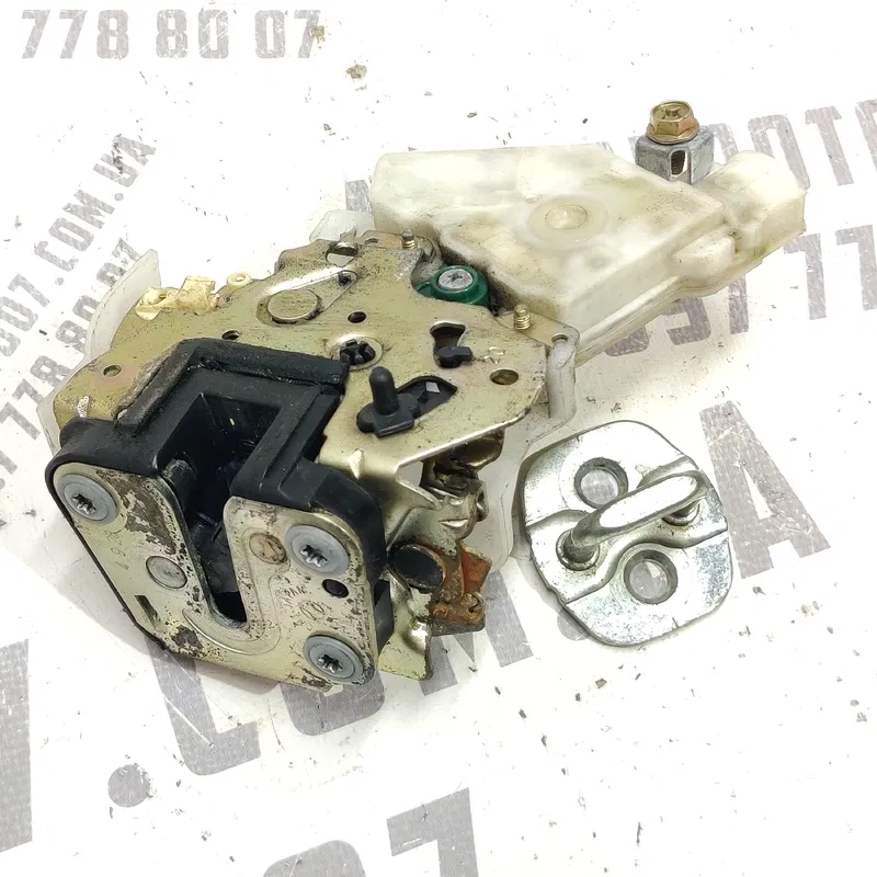 Замок дверей Nissan X-Trail T30 00-07 2.5 бенз задній лівий
