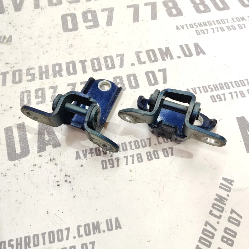 Дверна завіса задня права Toyota Avensis T25 (03-09) 2.0D