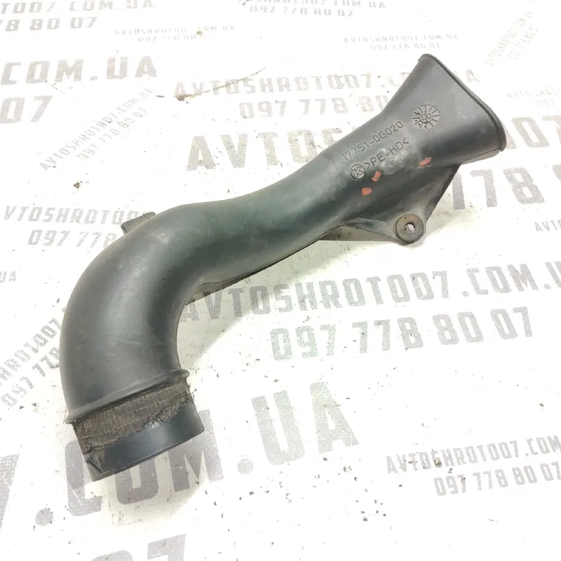 Патрубок повітряний Toyota Avensis T25 (03-08) 2.0 Дизель