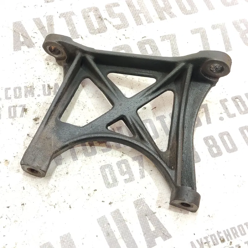 Кронштейн подушки двигуна Toyota Avensis T25 (03-08) 2.0D