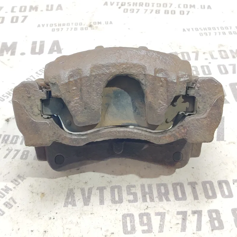Супорт передній правий Toyota Avensis T25 (03-08) 2.0D
