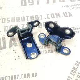 Дверна завіса задня права Toyota Avensis T25 (03-09) 2.0D