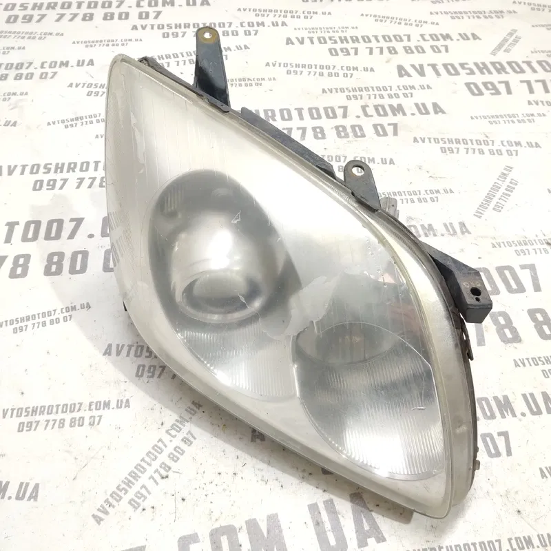 Фара передня права Toyota Avensis T25 (03-08) 2.0D