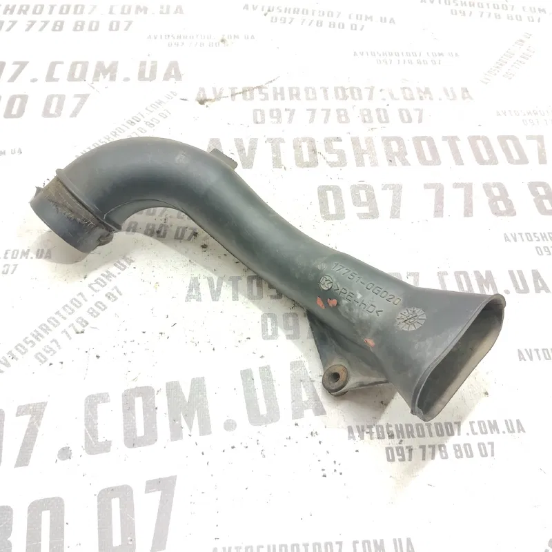 Патрубок повітряний Toyota Avensis T25 (03-08) 2.0 Дизель