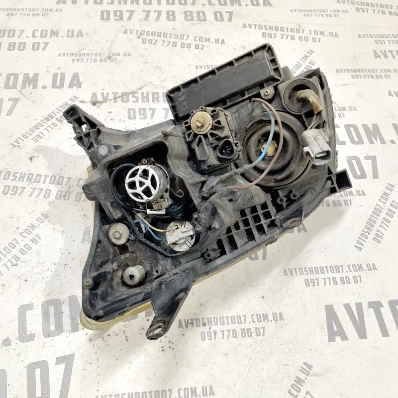 Фара передня права Toyota Avensis T25 (03-08) 2.0D