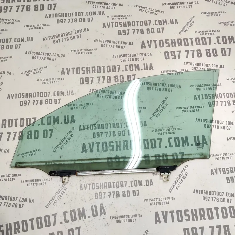 Скло дверей переднє праве Toyota Avensis T25 (03-08) 2.0D