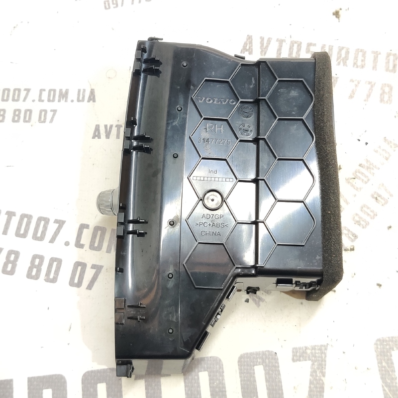 Дефлектор обдуву правий Volvo S60 III 18-24 2.0Б 31477275