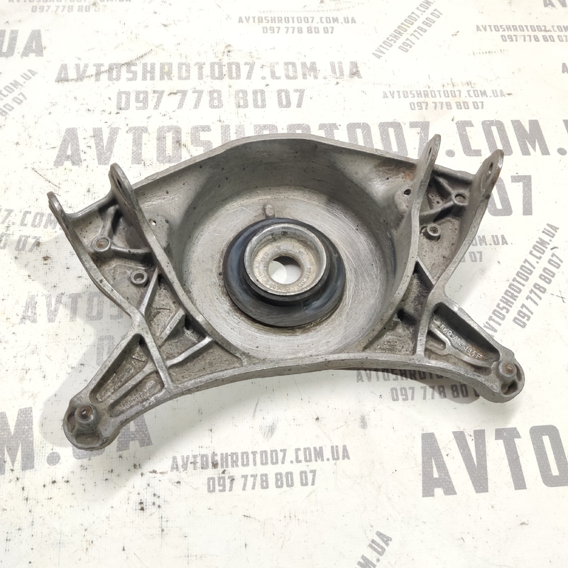 Опора амортизатора права Audi A4 B8 07-15 2.0D 8K0412384F